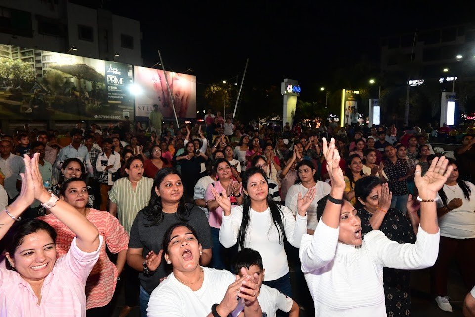 Crowd cheering at SheVolution Vadodara event