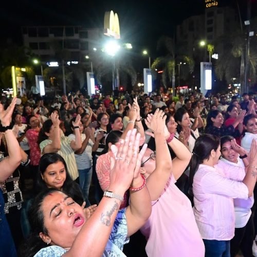 Crowd cheering at SheVolution Vadodara event